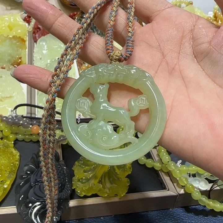 未镶嵌蛇纹石玉吊坠