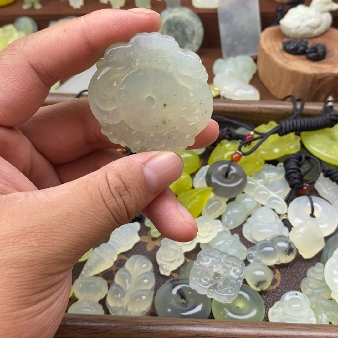 蛇纹石玉未镶嵌颈饰