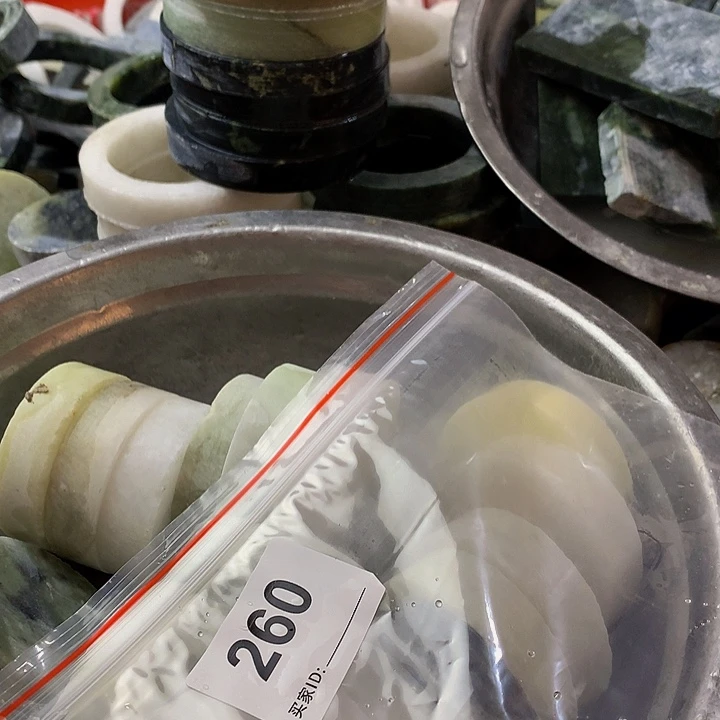 蛇纹石玉未镶嵌珠宝半成品小*鸭