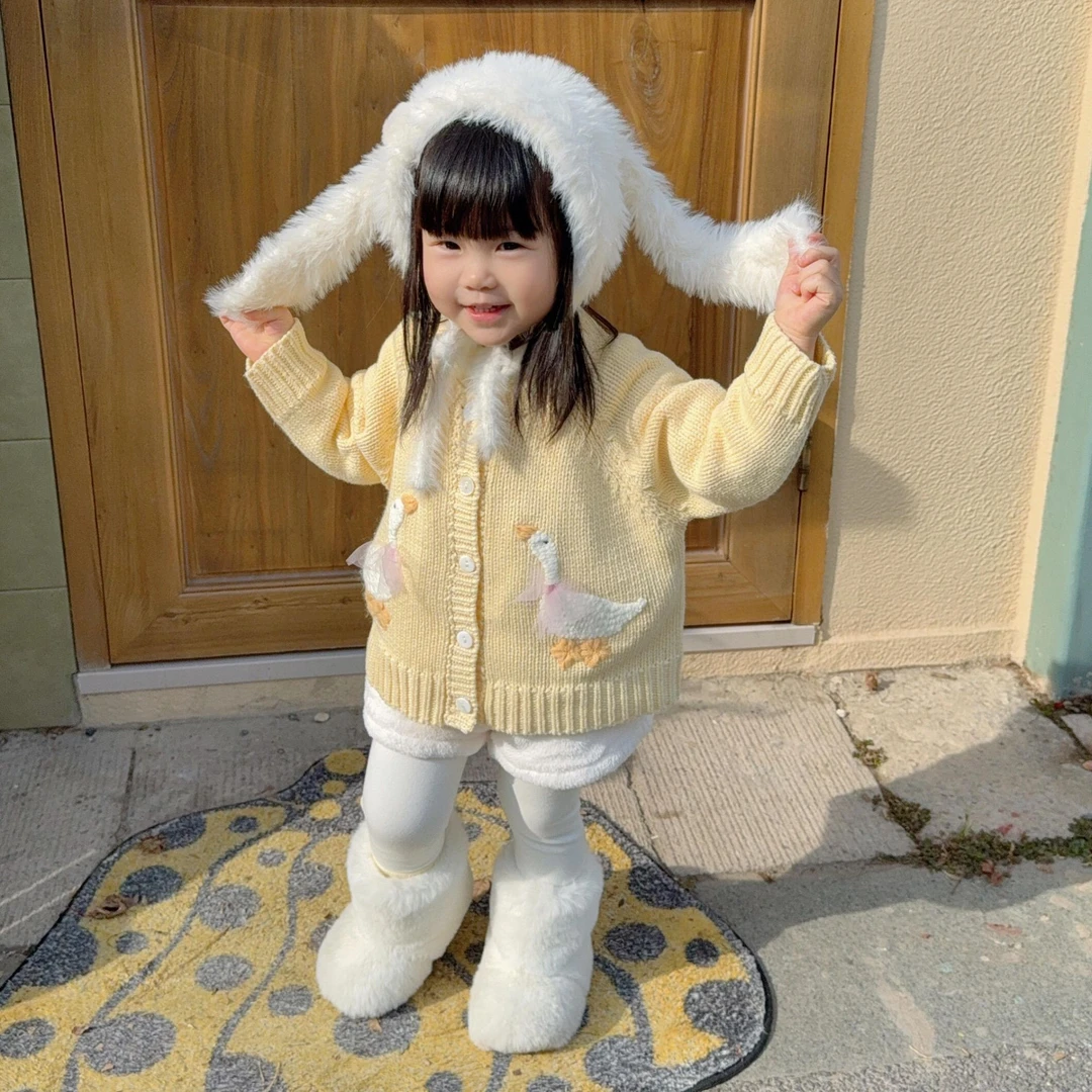 甜小七女童2025冬季新款韩版可爱小鸭子针织衫毛绒短裤休闲套装
