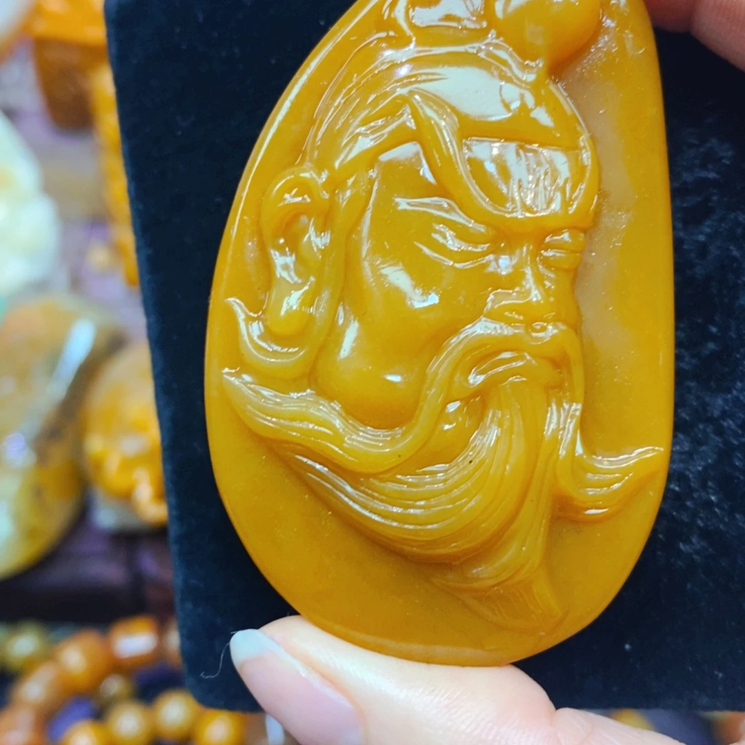 未镶嵌石英质玉（黄龙玉）颈饰