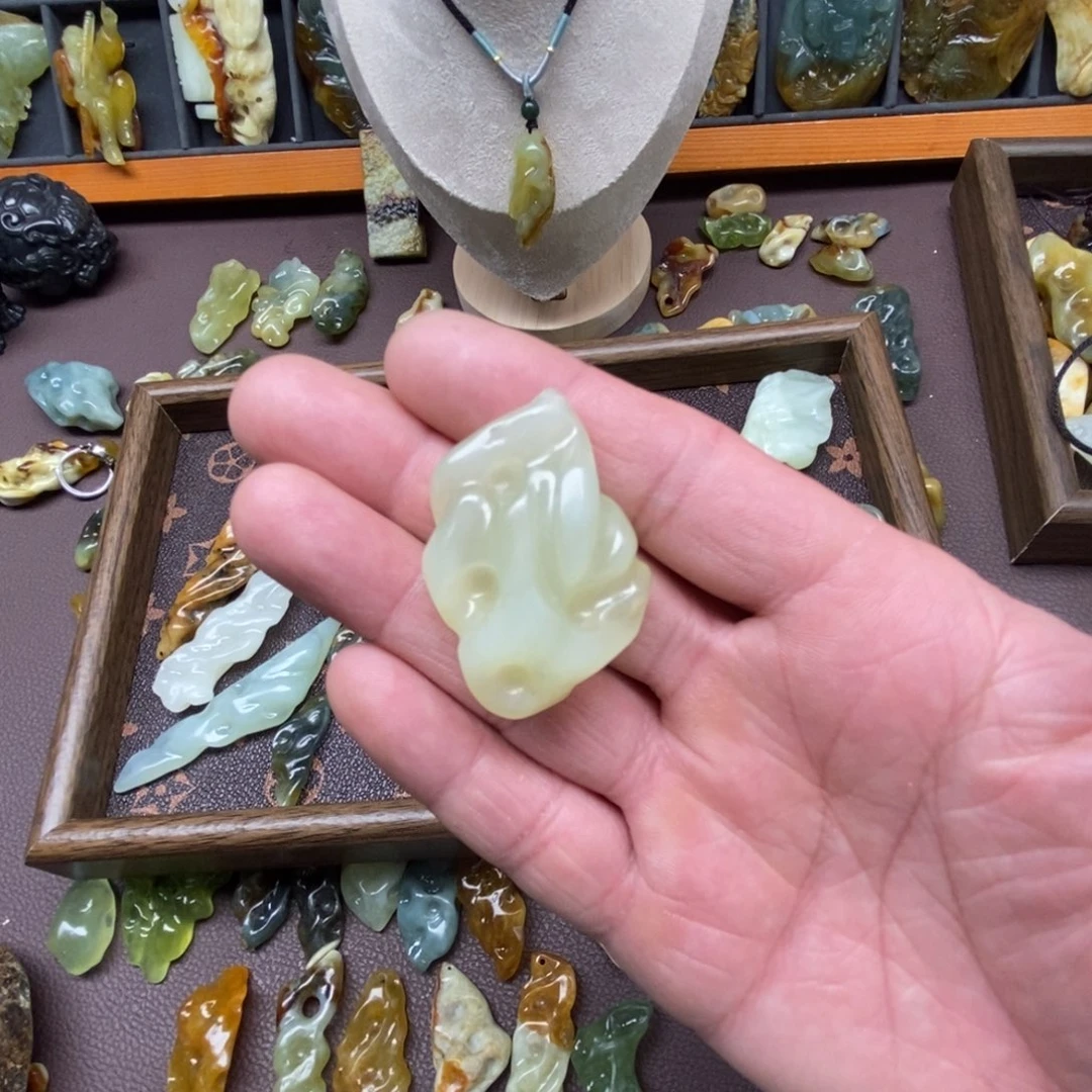 蛇纹石玉未镶嵌颈饰