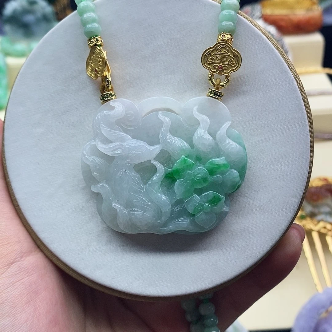 翡翠未镶嵌吊坠(赠链)