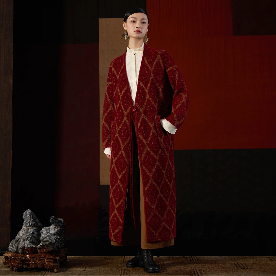 界内界外复古格纹新中式落肩袖宽松长款V领针织毛衣外套J33Z2560