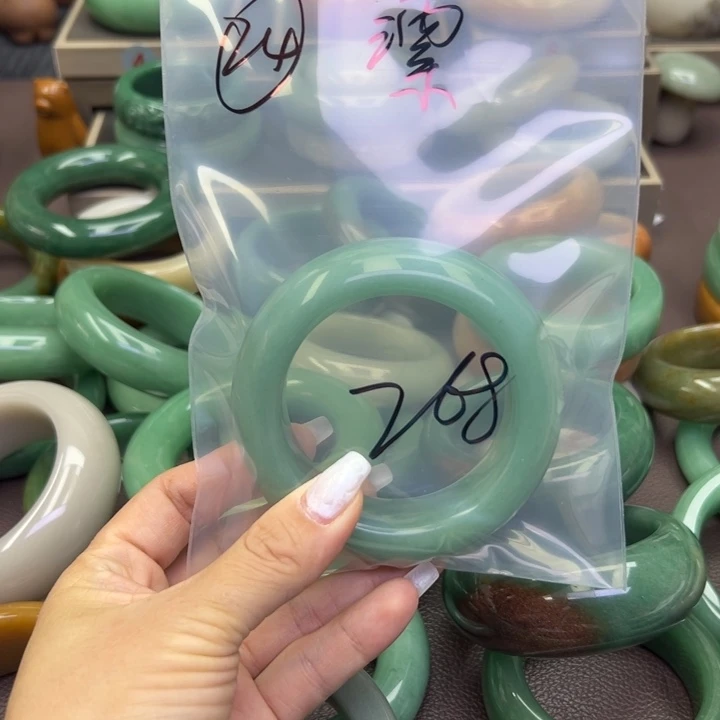 石英岩玉手镯未镶嵌漂