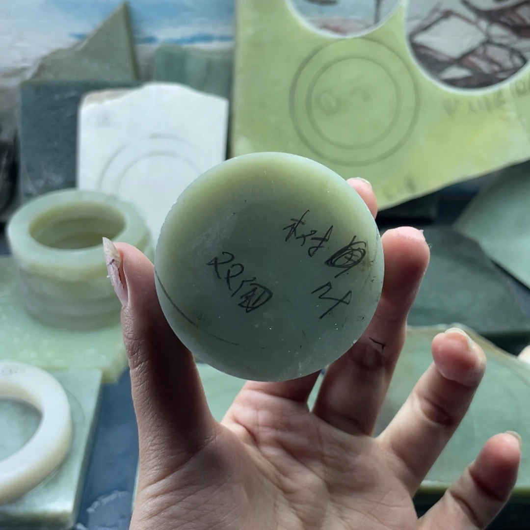 舞***步和田玉未镶嵌手镯雕刻