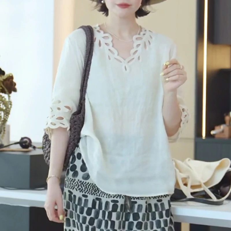 2025年夏季新款极简百搭立体镂空花边V领宽松显瘦短袖T恤女生潮