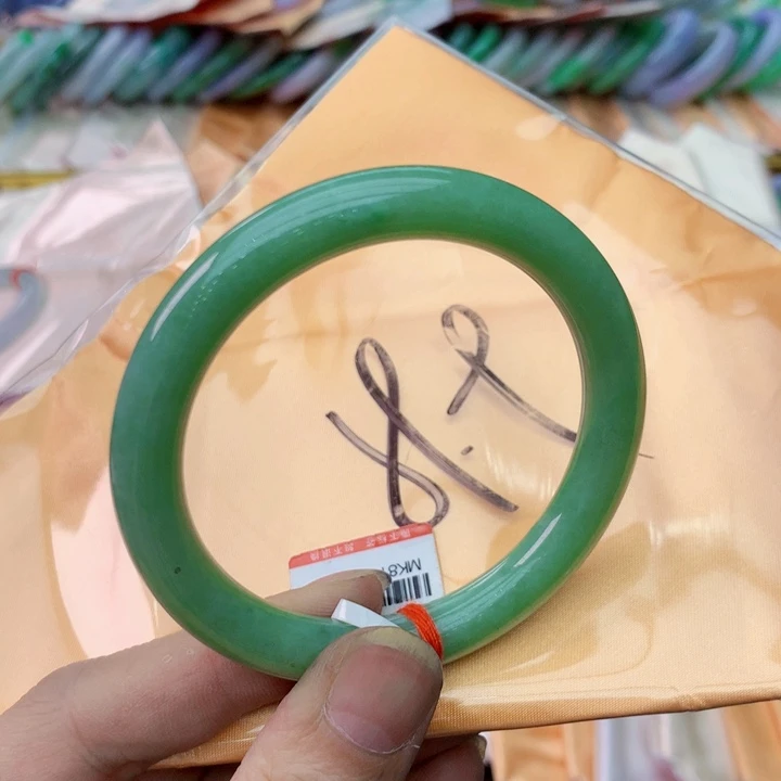 翡翠手镯未镶嵌翡翠手镯
