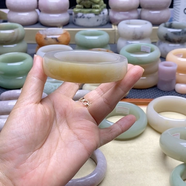 ****乔未镶嵌手镯石英岩玉