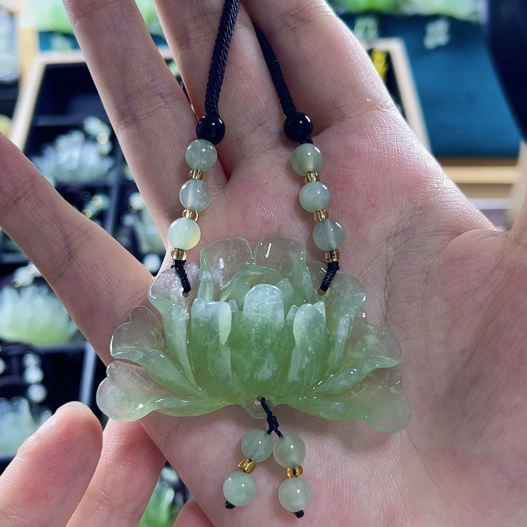 蛇纹石玉颈饰合金