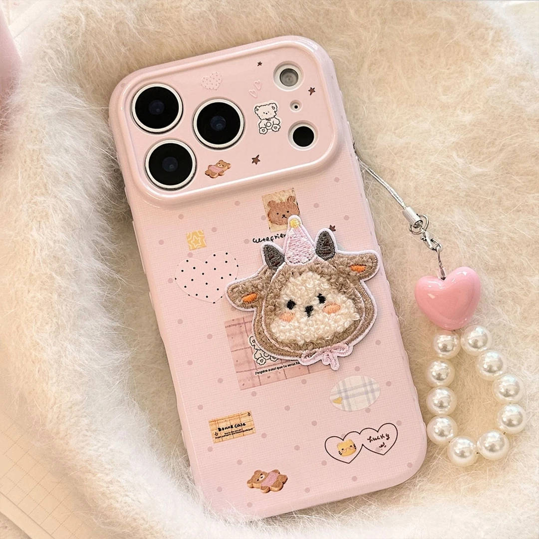 卡通毛绒小羊刺绣适用于苹果17promax全包手机壳16pro防摔可爱13
