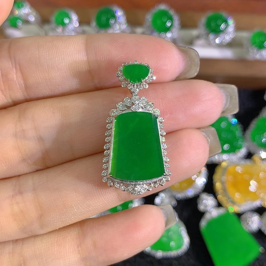 颈饰18K金镶嵌翡翠无事牌