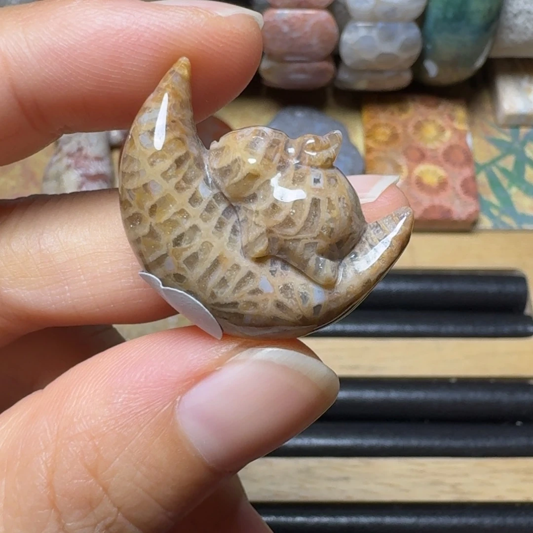 硅化玉龙骨纹，慵懒月兔未镶嵌