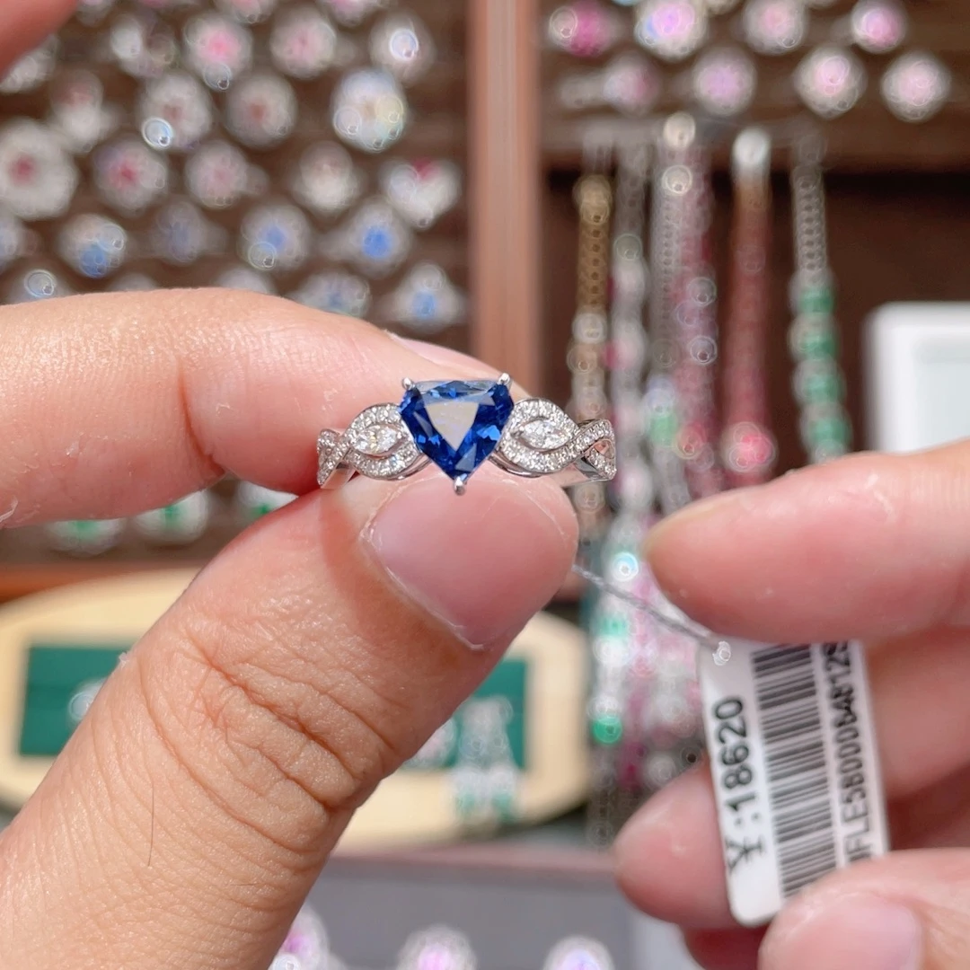 戒指蓝宝石18K金镶嵌1.05ct 皇家蓝