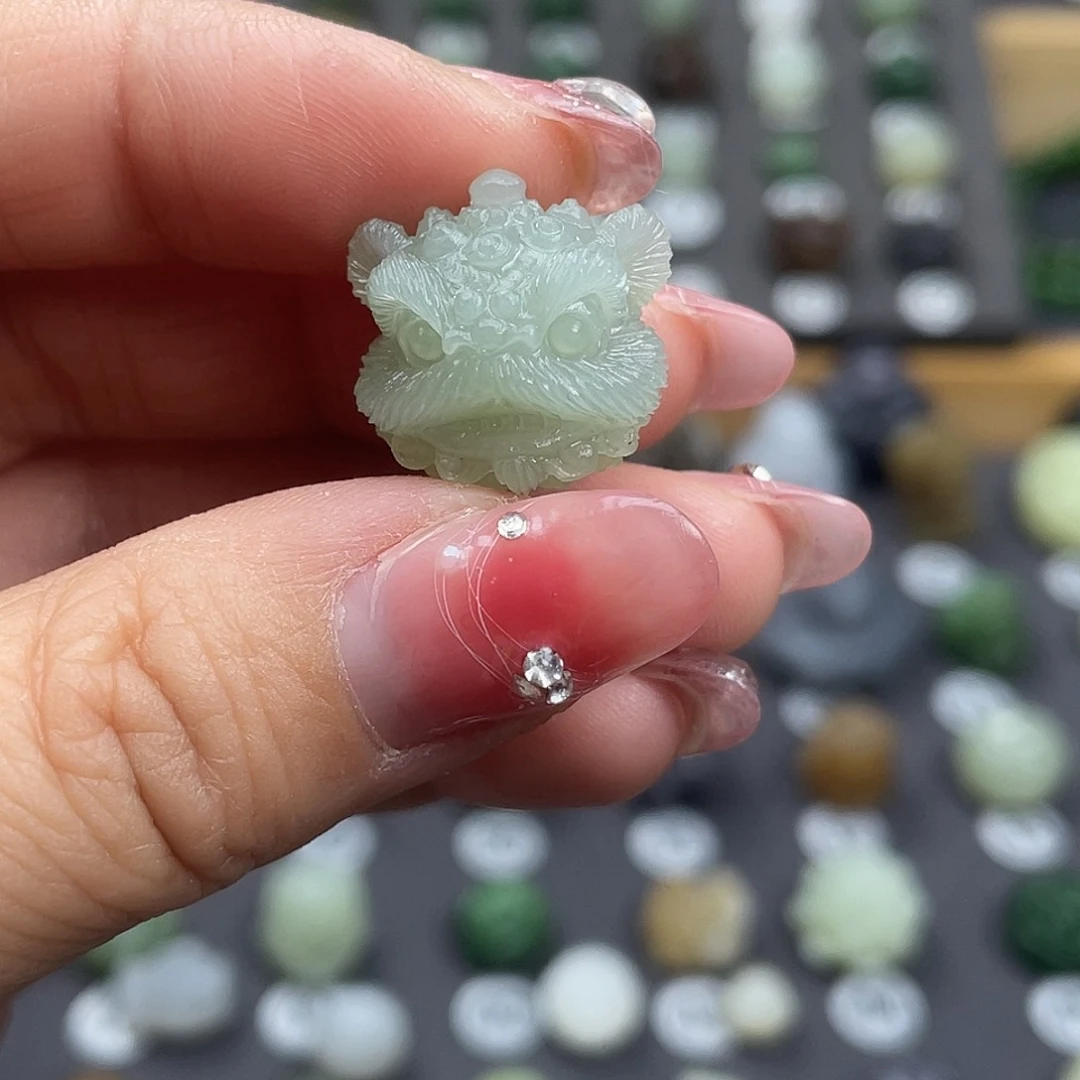 和田玉未镶嵌颈饰?*且末青白醒狮头定制