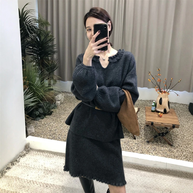 慵懒气质花瓣木耳边小V领羊毛针织套装女2025冬毛衣半身裙两件套