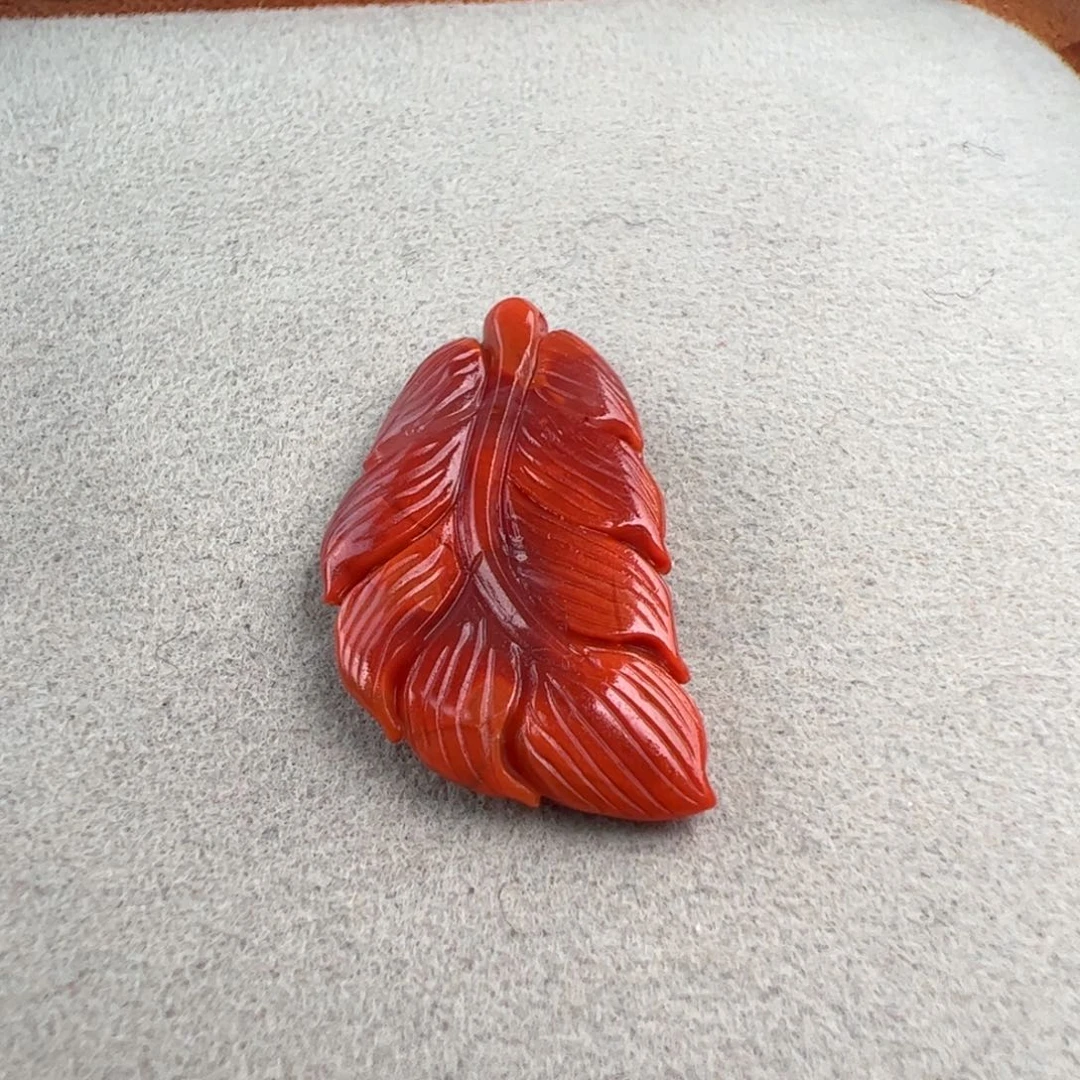 黑***莲南红玛瑙未镶嵌（羽毛31*17