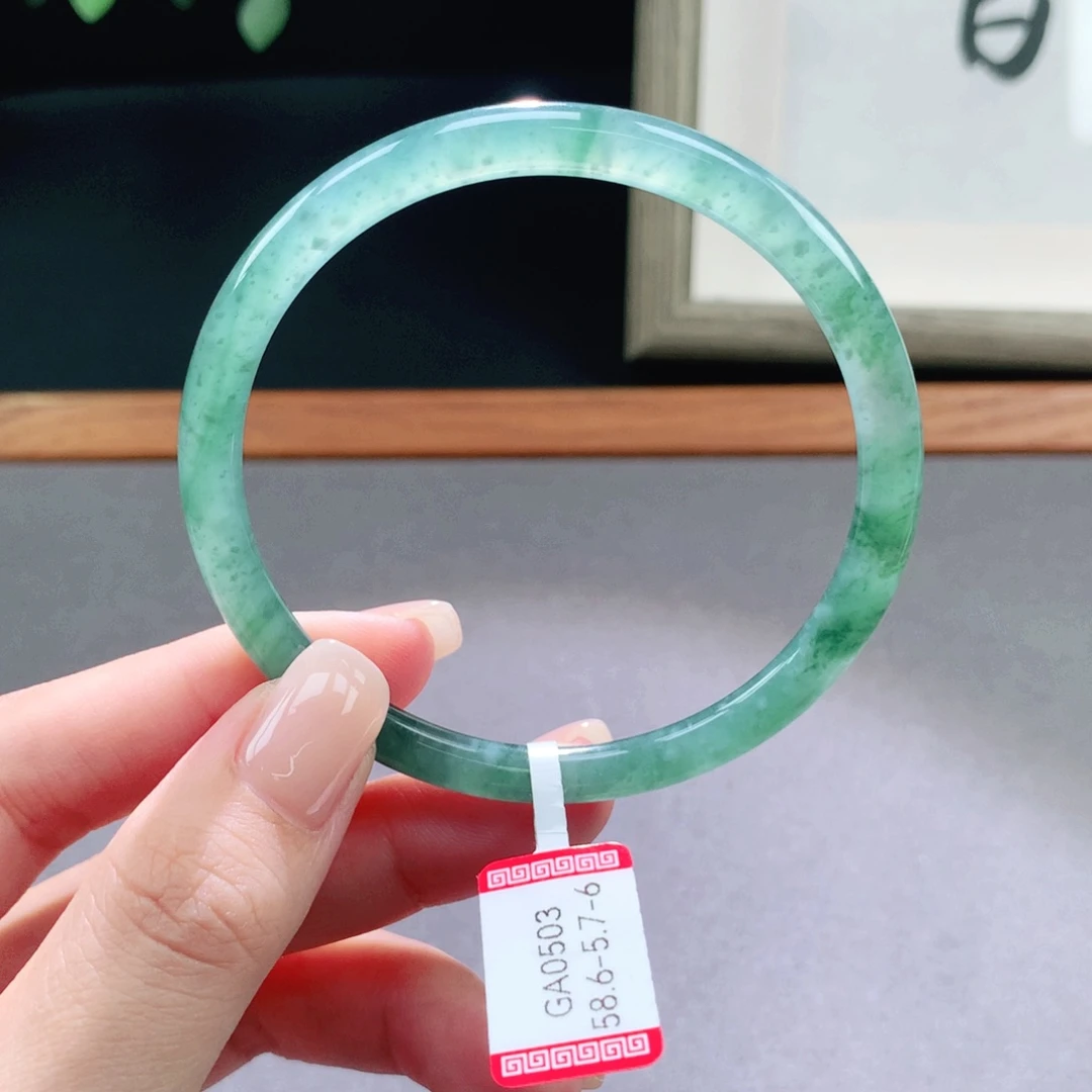 翡翠手镯未镶嵌天然翡翠手镯