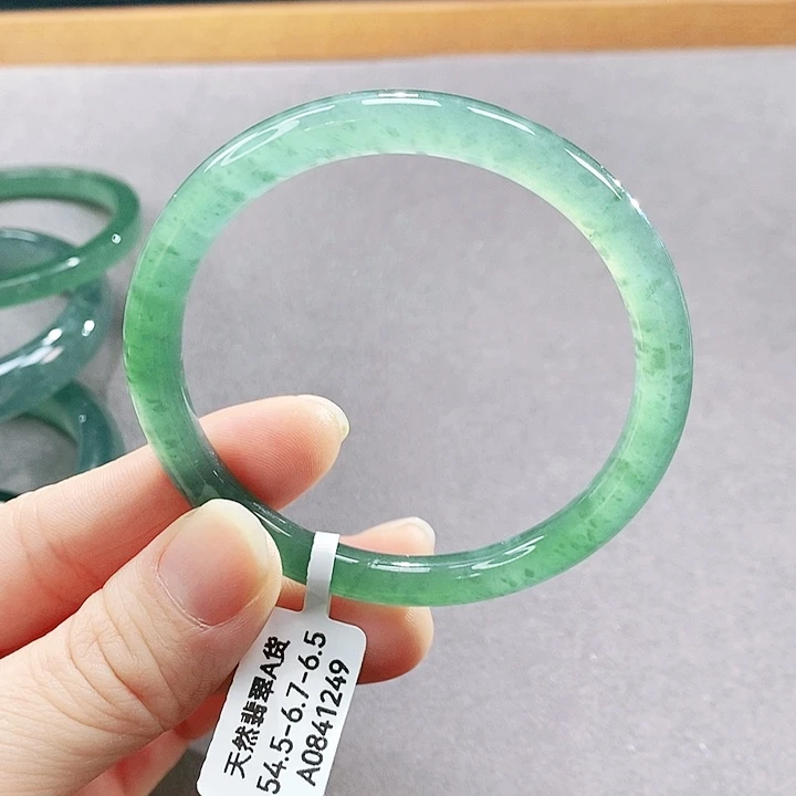翡翠未镶嵌手镯（圆镯）
