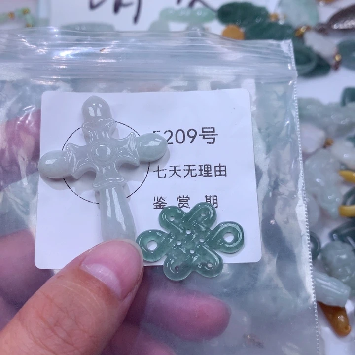 翡翠未镶嵌颈饰挂件