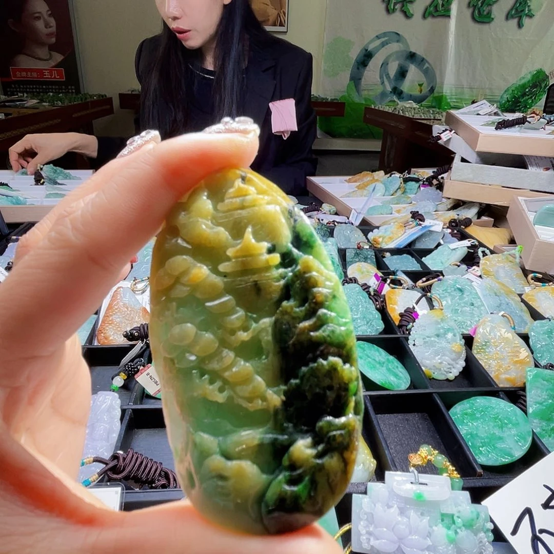 翡翠未镶嵌颈饰一个