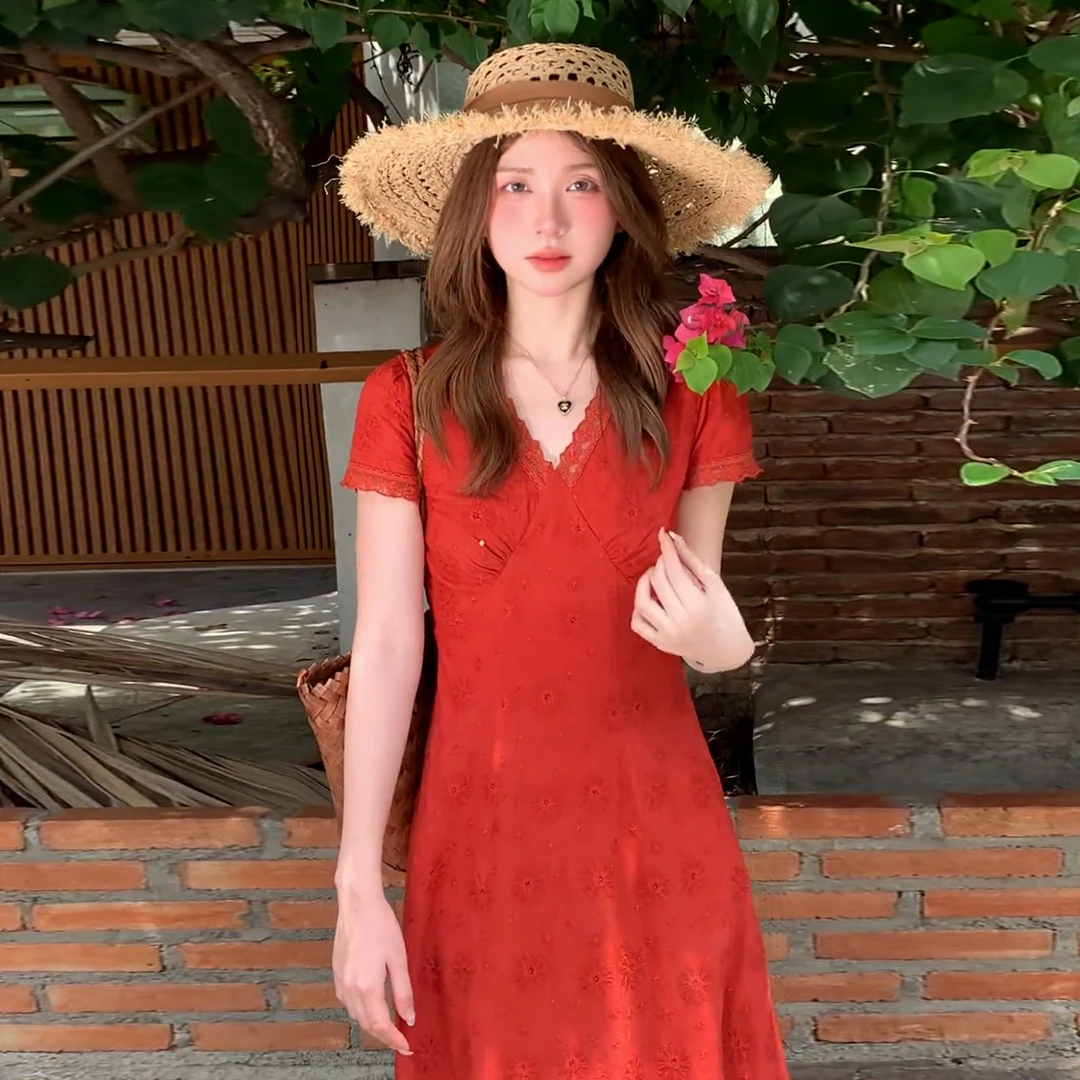 法式复古红色v领连衣裙子女夏季2025新款高级感气质收腰显瘦长裙