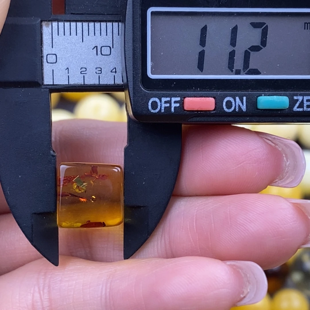 琥珀裸石未镶嵌珠子