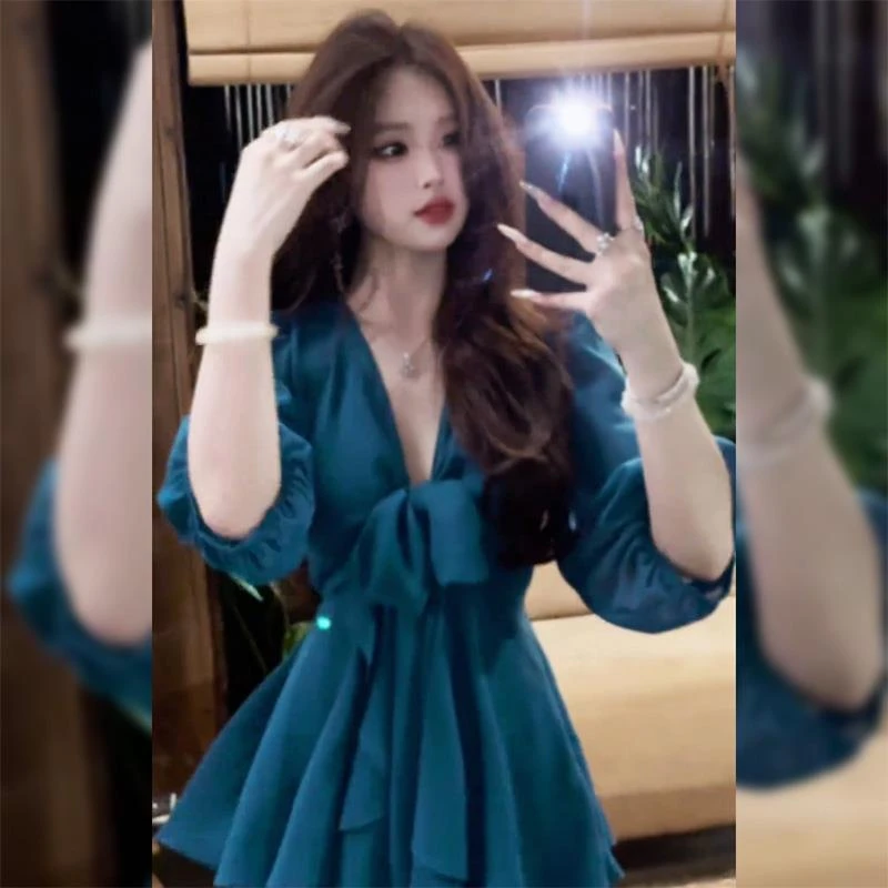 JIA古早千金超显白孔雀蓝气质绑带连衣裙法式性感系带v领雪纺短裙