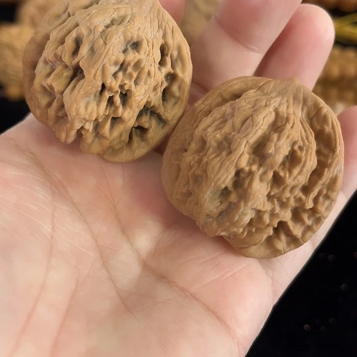 文玩核桃把件41左右微微瑕虎头，编号004