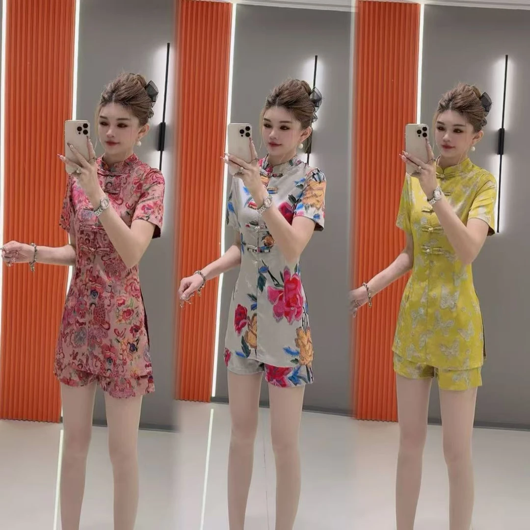 8248 洋气重工刺绣国风盘扣遮胯开叉短袖上衣 加短裤 两件套