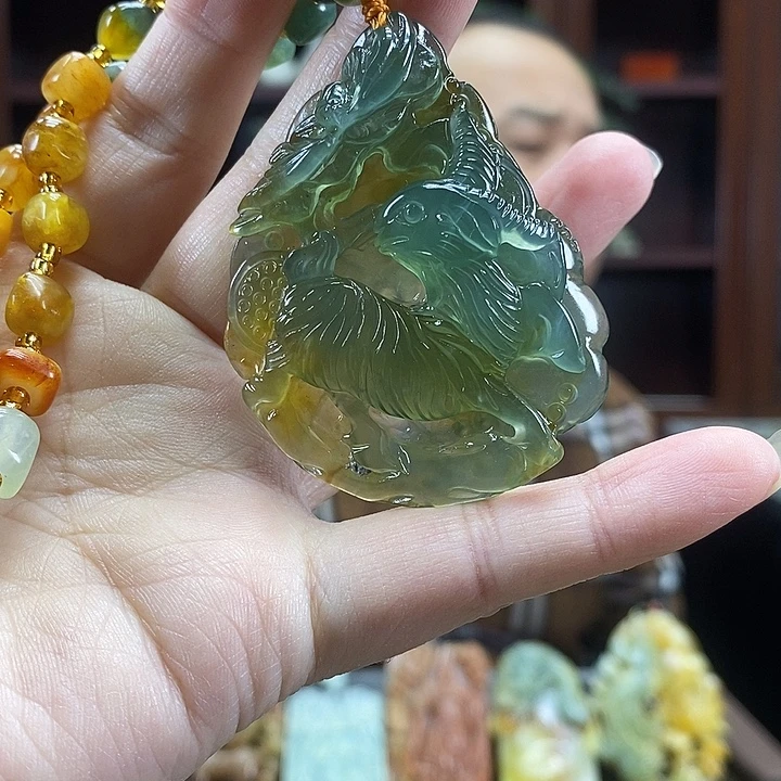 蛇纹石玉未镶嵌颈饰