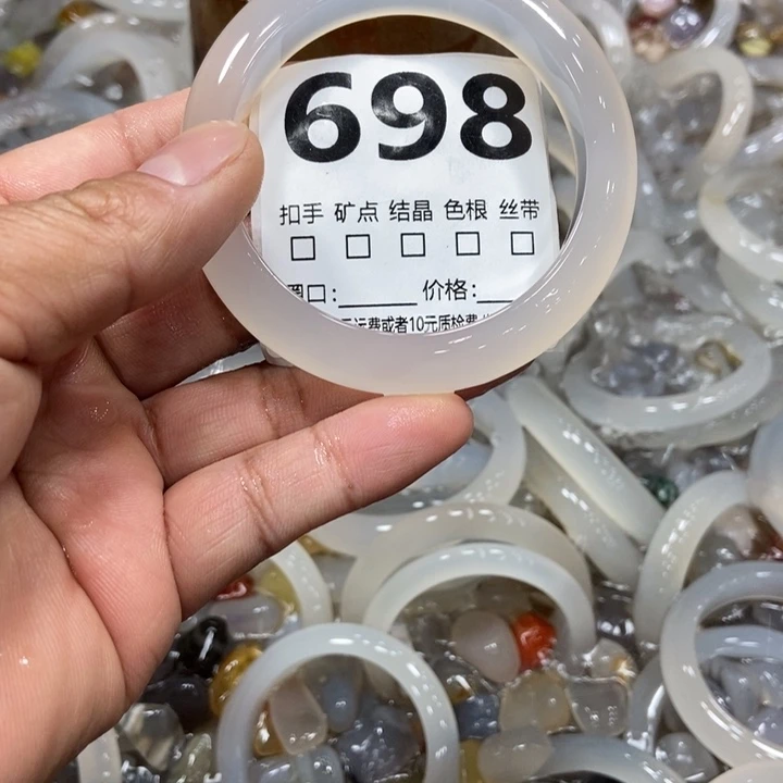 桂***圆玛瑙/玉髓未镶嵌手镯