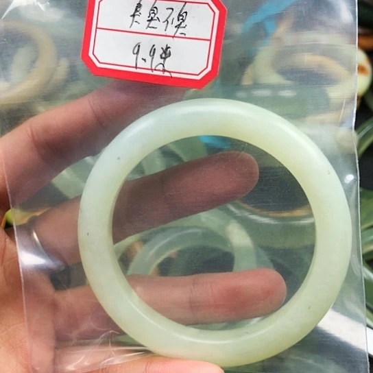 蛇纹石玉手镯未镶嵌臭***?