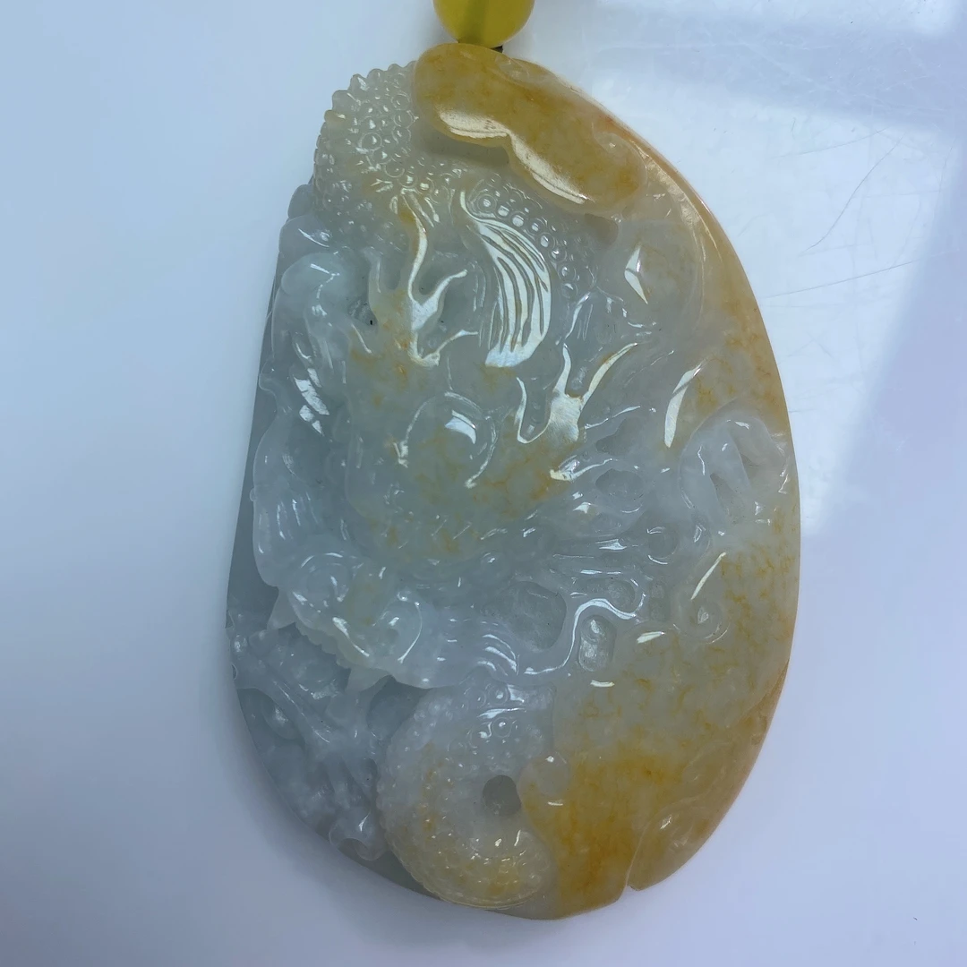 翡翠冰润飘黄精工俏色巧雕龙牌吊坠