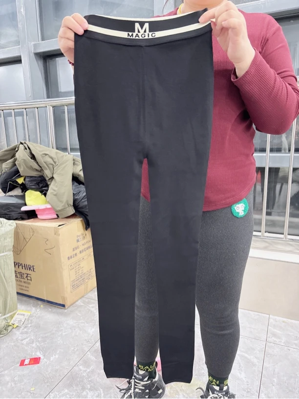 女士无缝小黑裤打底裤