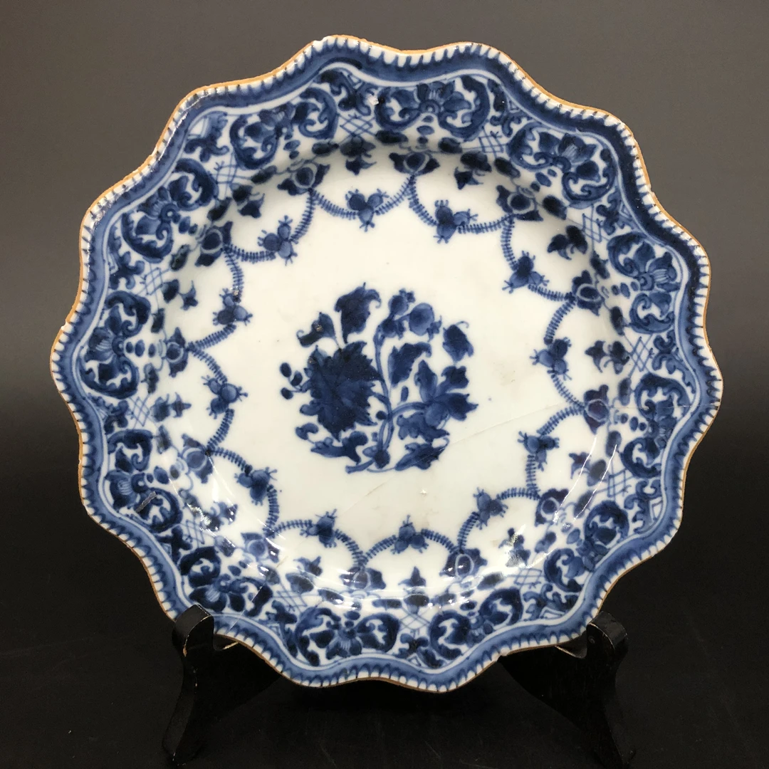 A2126 清乾隆青花花卉花口赏盘 直径23cm