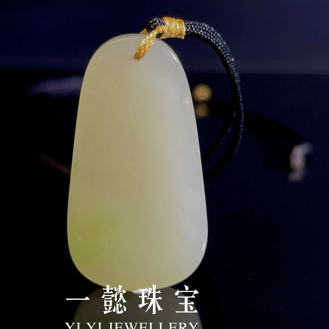【一懿珠宝】天然和田玉翠青净面无事牌吊坠 时尚大气百搭款cq081
