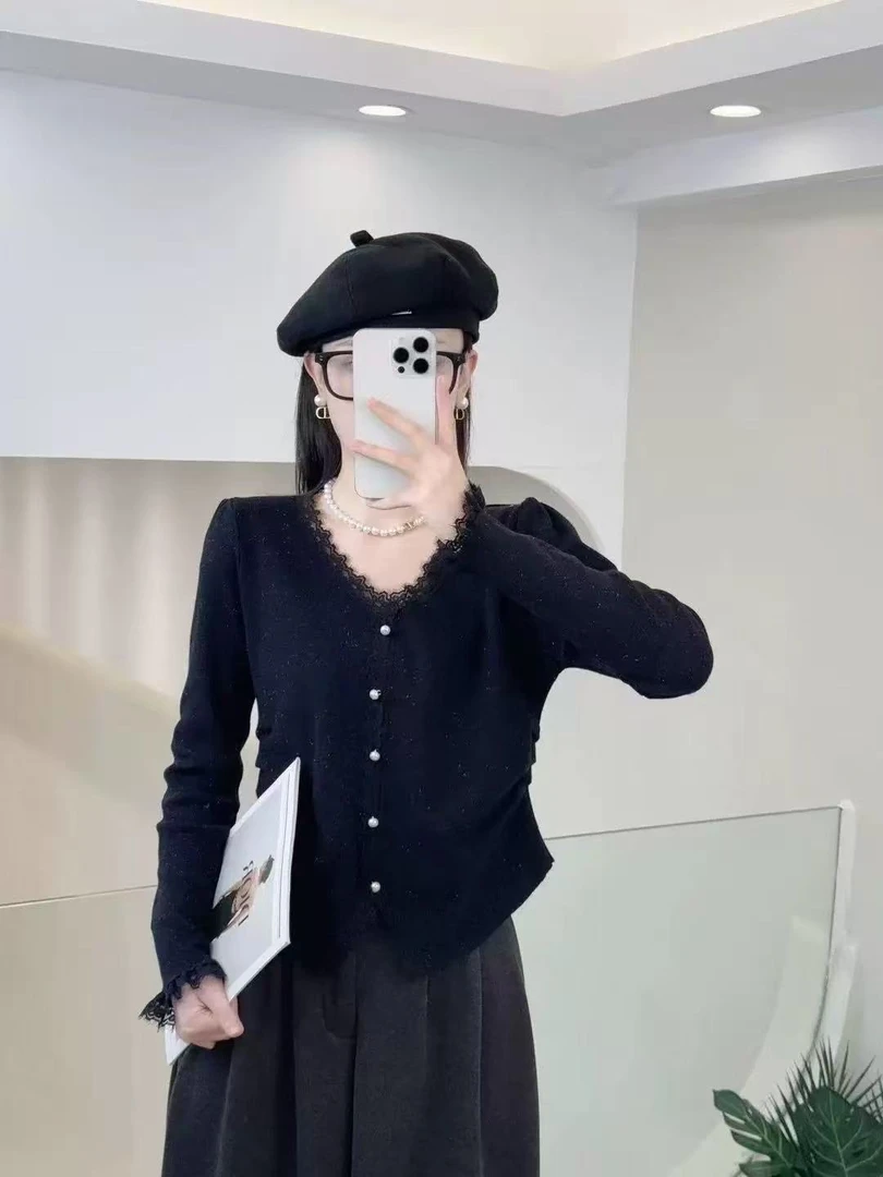 【娜姐家】18#秋季时尚蕾丝拼接V领气质打底衫