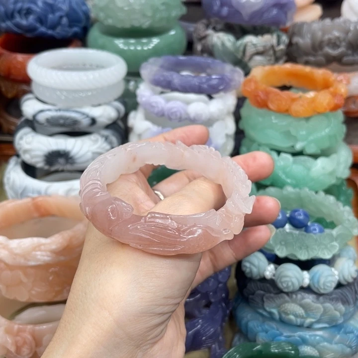 娜***娜石英岩玉未镶嵌手镯