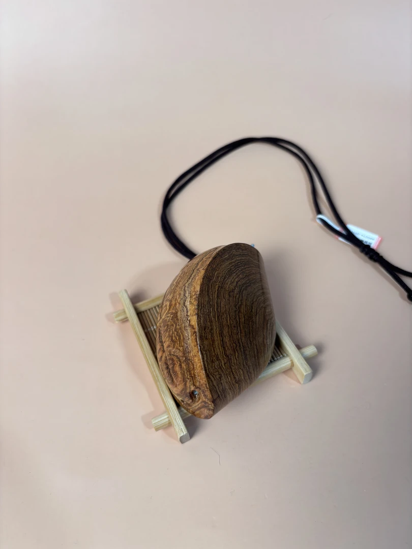 越黄富甲天下挂件把件8.5*5.5*5.7  98.6克 660214