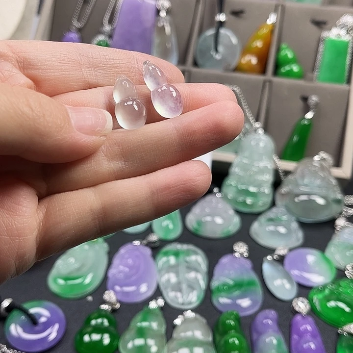 翡翠未镶嵌颈饰葫芦