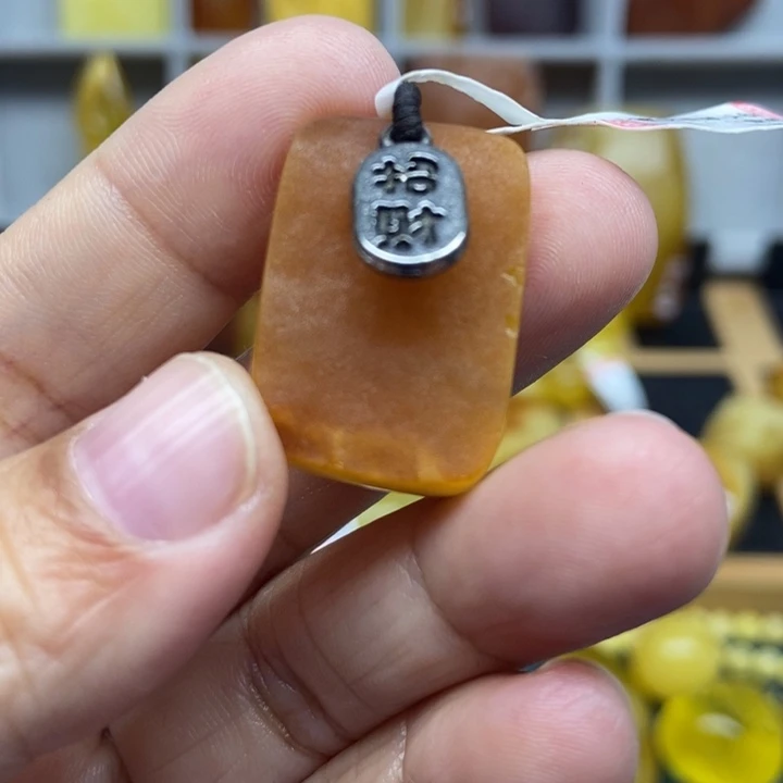 琥珀未镶嵌裸石吊坠