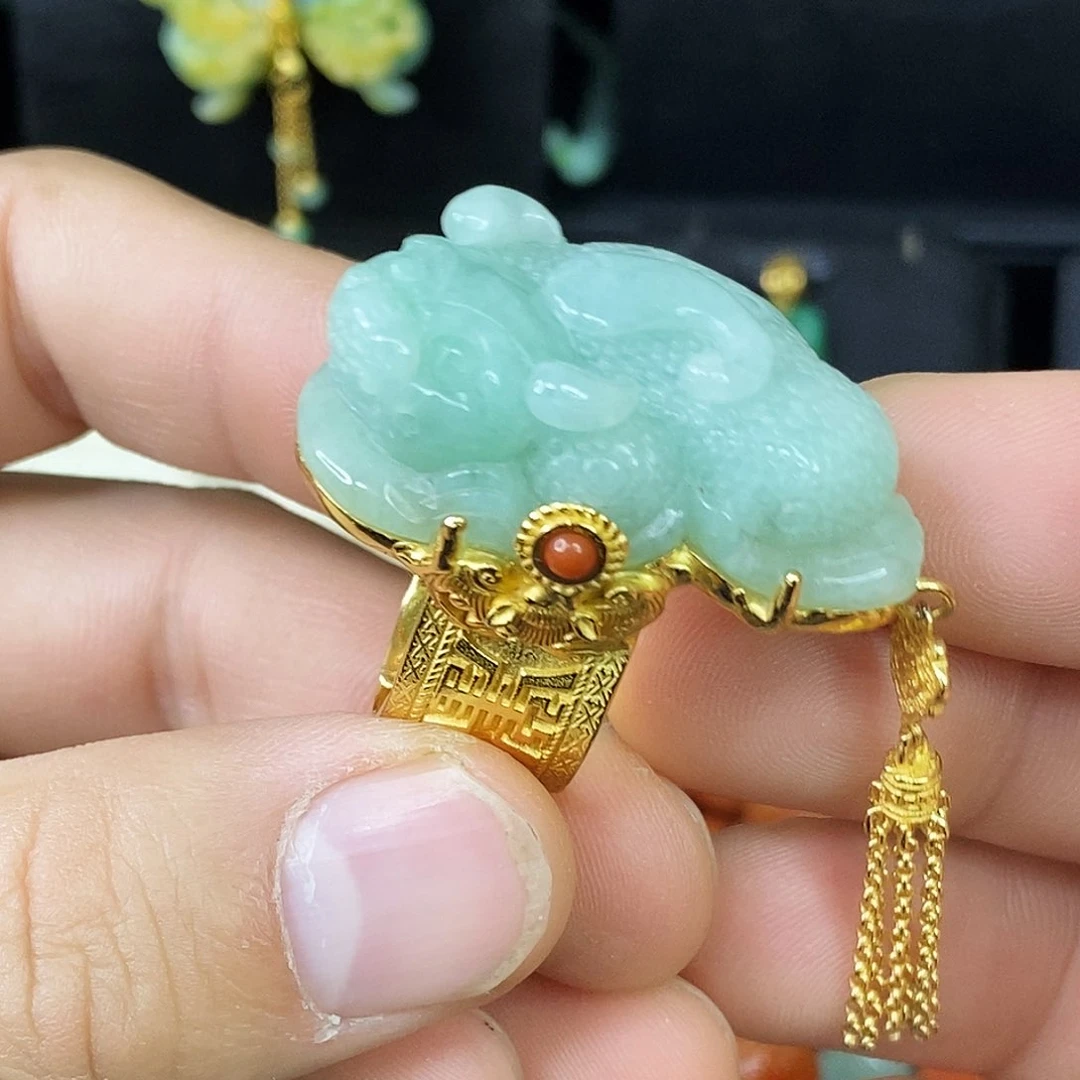 颈饰未镶嵌翡翠戒指