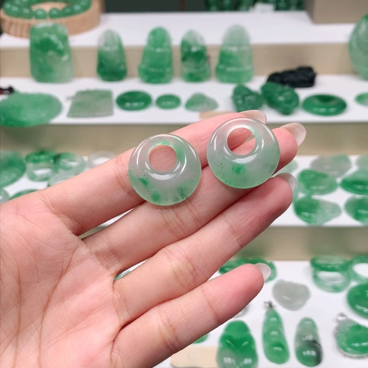 颈饰未镶嵌石英质玉美***?