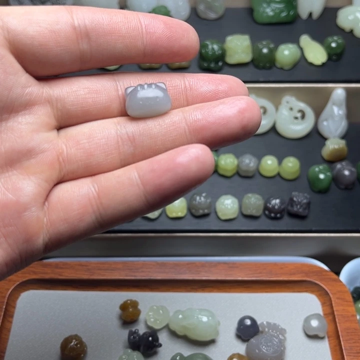 左***姐和田玉未镶嵌手链