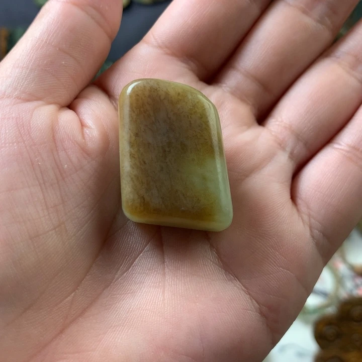 透闪石质玉未镶嵌颈饰