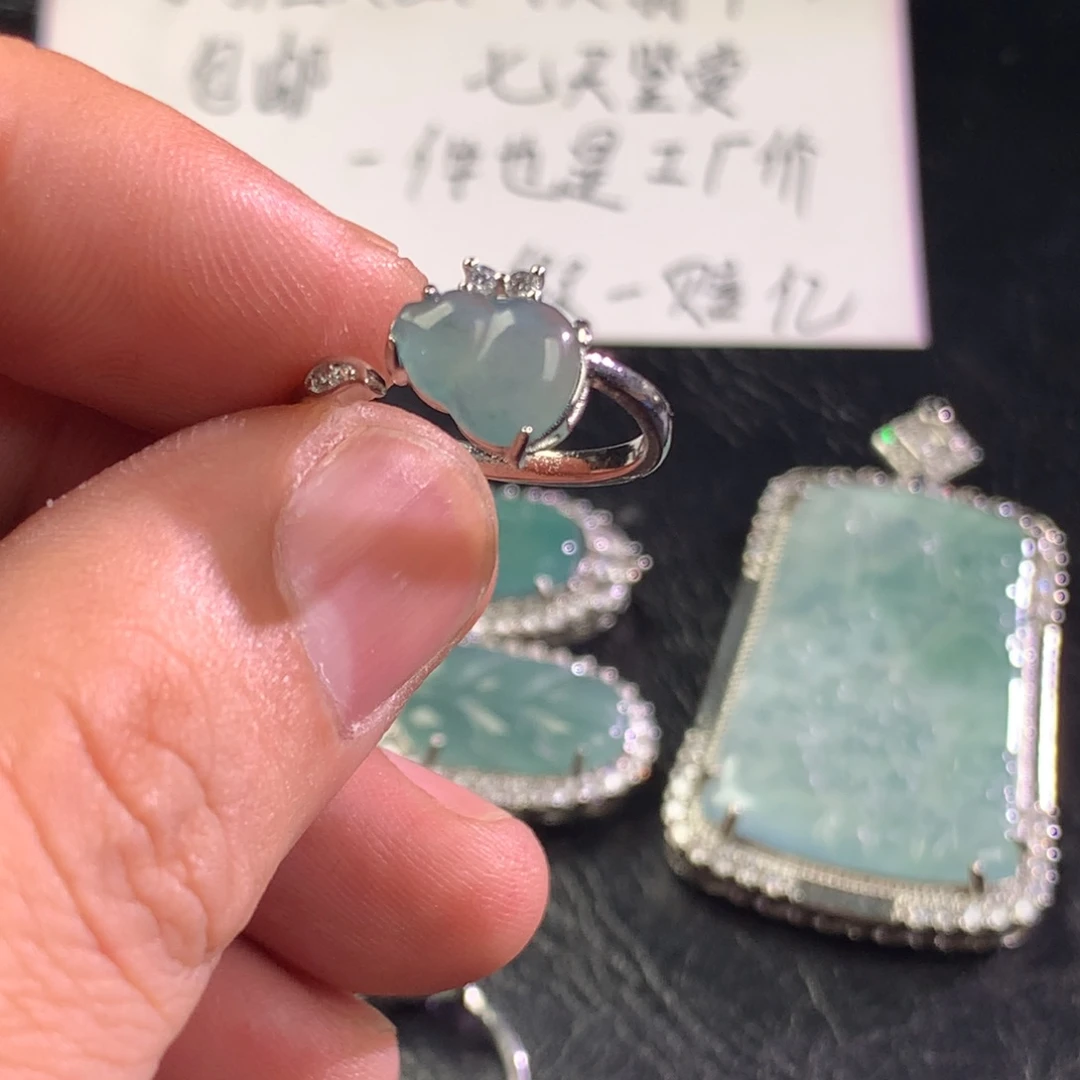 翡翠未镶嵌颈饰葫芦戒指