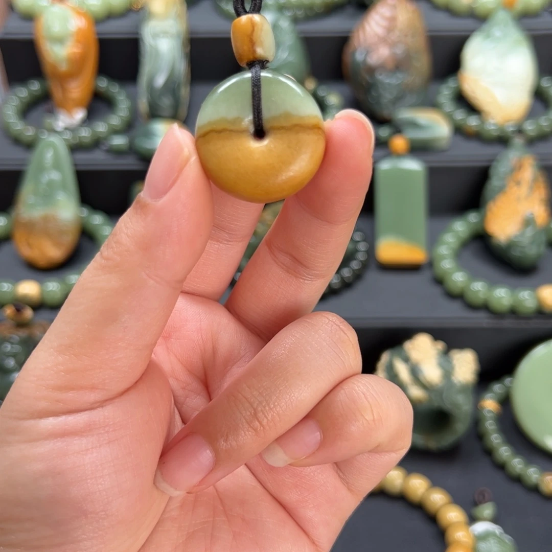 那***他岫岩河磨玉（透闪石质玉）未镶嵌颈饰