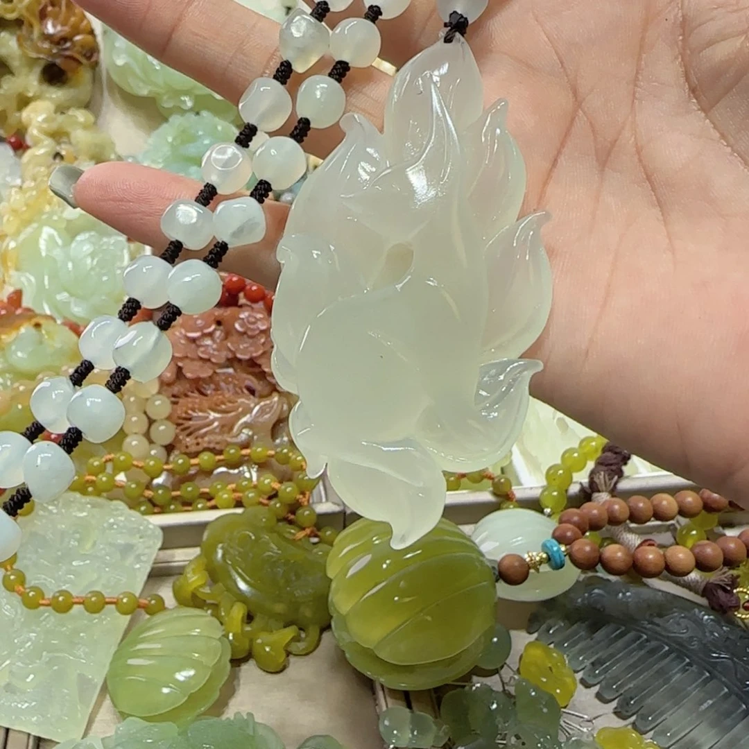 未镶嵌蛇纹石玉吊坠