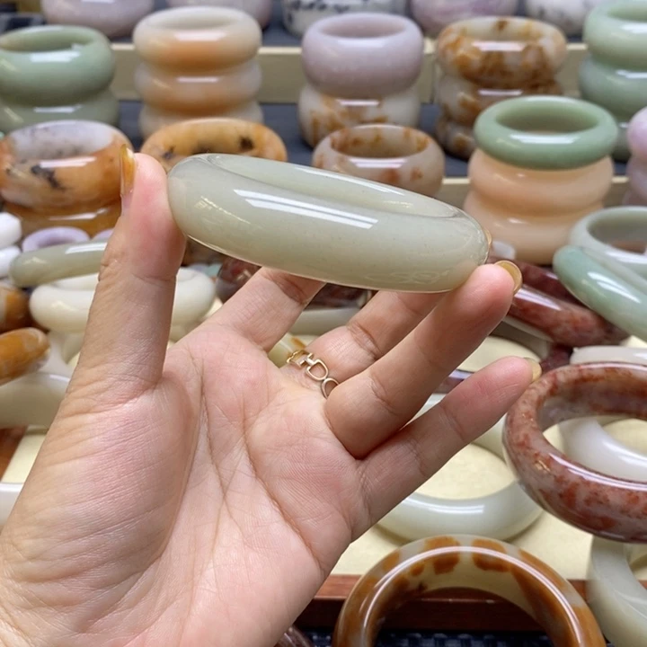 洪***妮未镶嵌手镯石英岩玉